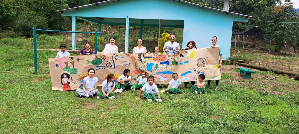 Del 20 al 23 de abril, docentes y estudiantes de Artes Escénicas de la Facultad de Artes, continuaron con la convocatoria y la sensibilización a la comunidad de la vereda Piñal, del municipio de Vista Hermosa, Meta, con el fin de dar respuesta a la solicitud de constuir una obra de teatro que de cuenta de la memoria del territorio y que permita el diálogo intergeneracional en la comunidad.